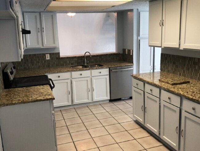 Building Photo - 2207 Heritage Cir