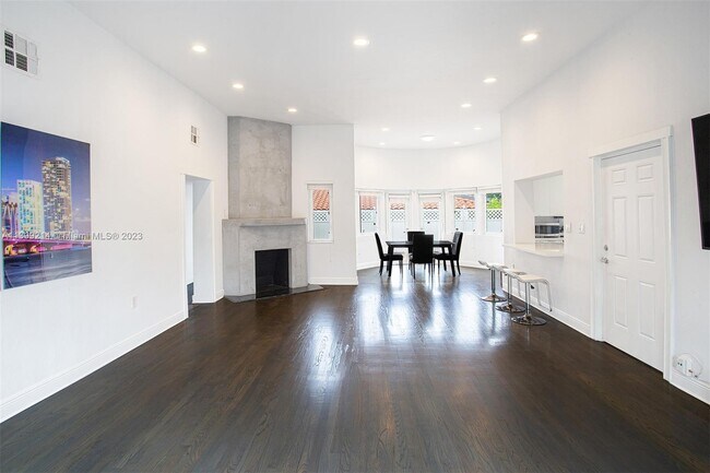 Building Photo - 1420 SW 14th Ave