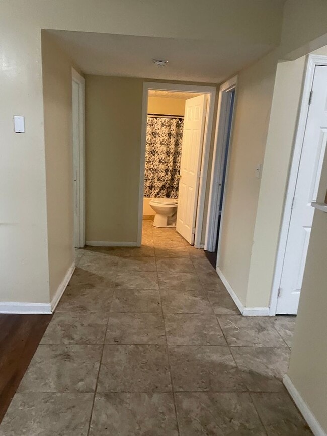 Foto del edificio - Oak Ridge 37830 - 2 bedroom, 1 bath apartment - Contact Lisa Vineyard and Shannon Russell (865) 2...