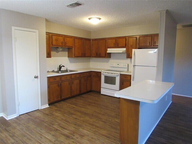Building Photo - 225 Lakeview Pines