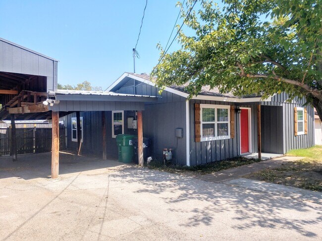 Foto del edificio - 3 bedroom 1 bath house in central Denton.