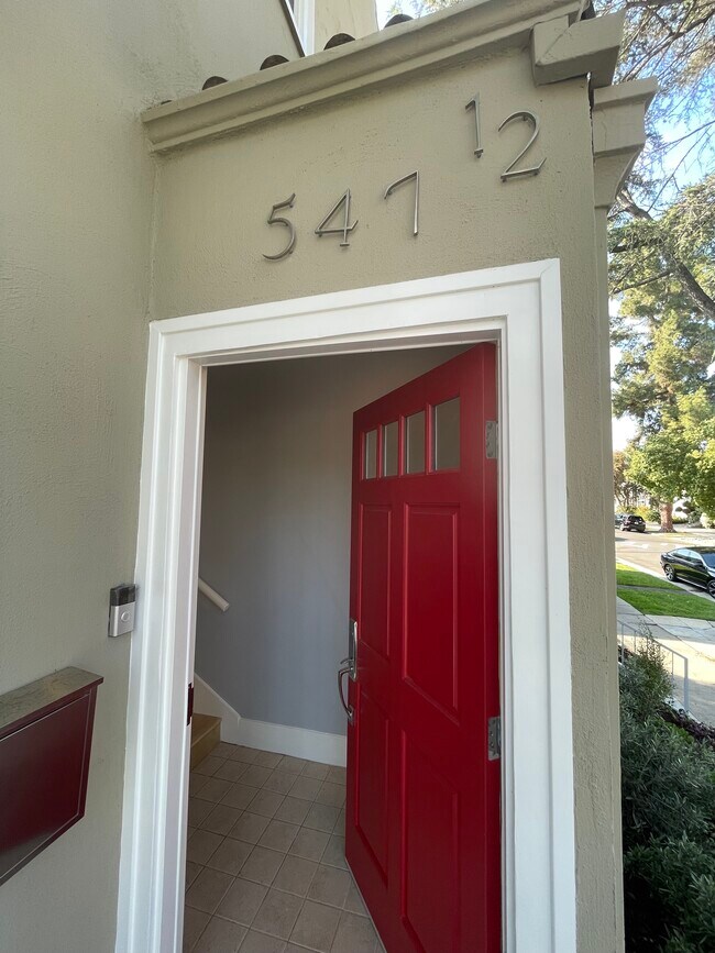 Foto del edificio - 547 N Windsor Blvd