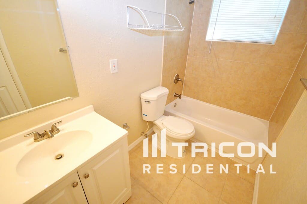 Building Photo - 5151 Flamingo Dr N