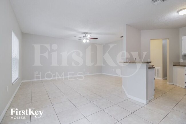 Building Photo - 1205 Schumann Dr