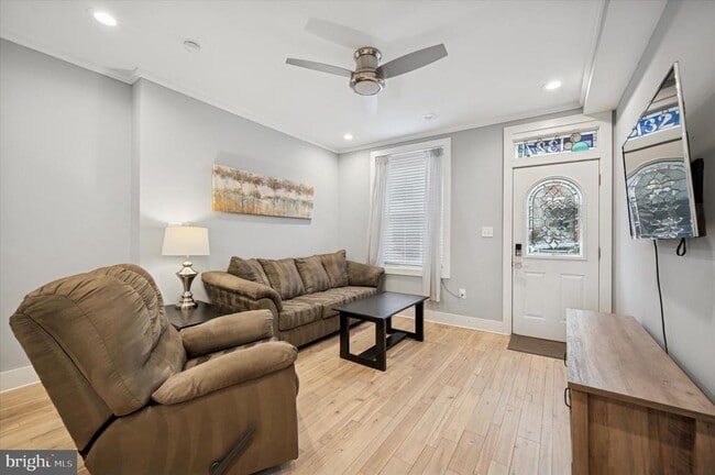 Foto del edificio - 327 Leverington Ave