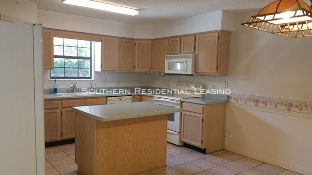 Building Photo - 7402 St James Pl