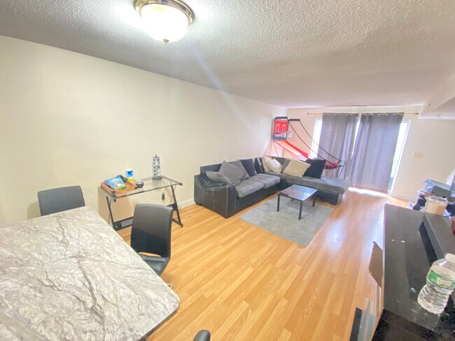 Foto del edificio - 148 N Beacon St