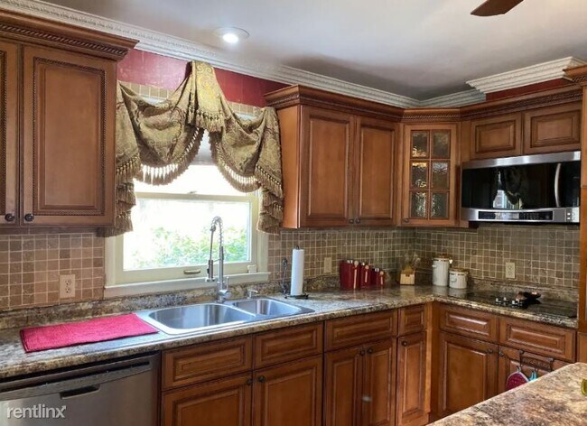 Building Photo - 6 br, 2 bath House - 235 Combs Road