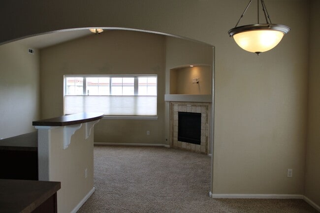 Building Photo - Beautiful 2 Bedroom Townhome