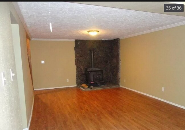 Foto del edificio - Spacious 5 bed 2 bath Home with TONS of St...