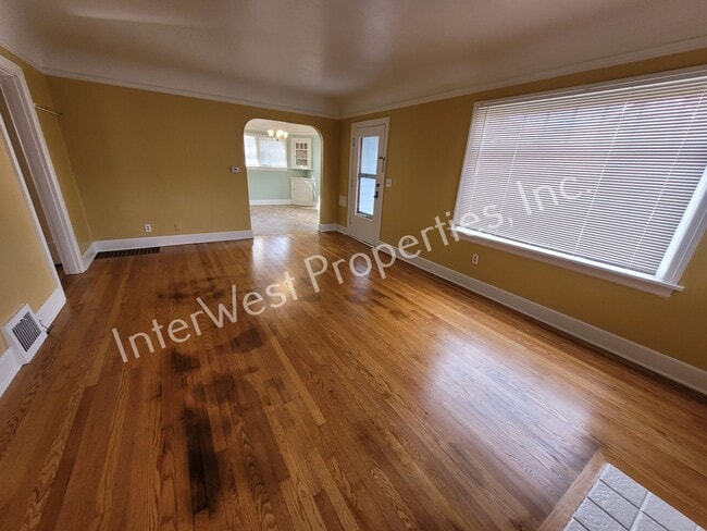 Foto del edificio - ADORABLE 2 BEDROOM HOUSE IN NORTH PORTLAND WITH LARGE BACK YARD & 2 CAR GARAGE!