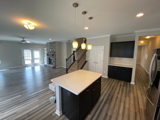 Foto del edificio - Move-in ready, 1.5 story home located in t...