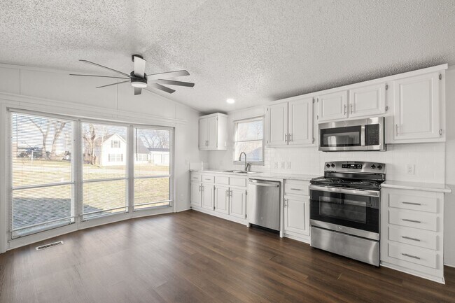 Building Photo - MUST SEE 3 BEDROOM/2 BATHROOM