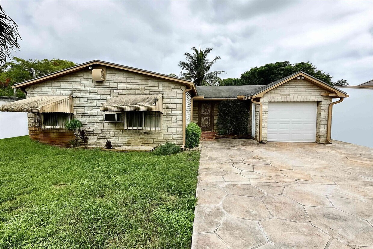 Foto principal - 10335 NW 26th Ave