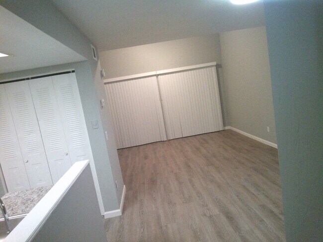 Foto del edificio - Townhomes 2 beds with den.  MOVE IN TODAY