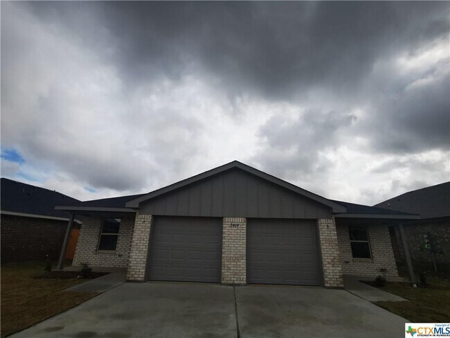 Building Photo - 2404 Alterman Dr
