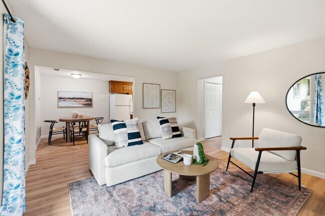 Foto del edificio - Beautifully updated 2-bedroom, 1.5-bathroom duplex