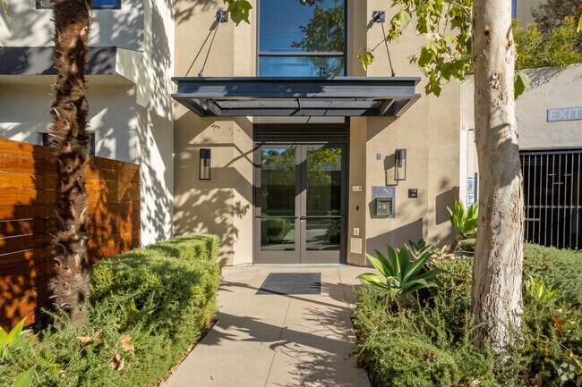 Entrance - 820 Mission St