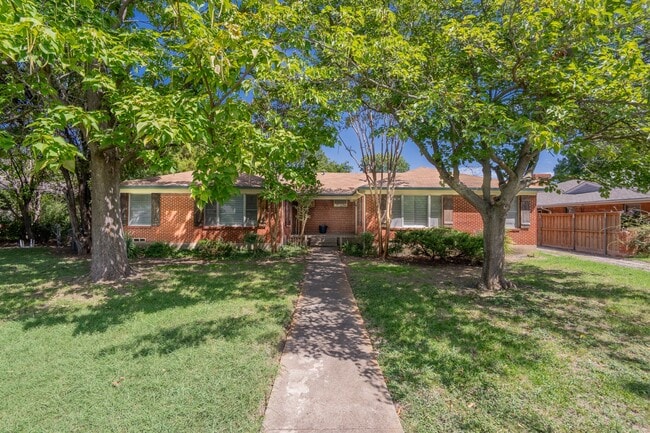 Cozy Forest Hills Retreat in East Dallas - Cozy Forest Hills Retreat in East Dallas House