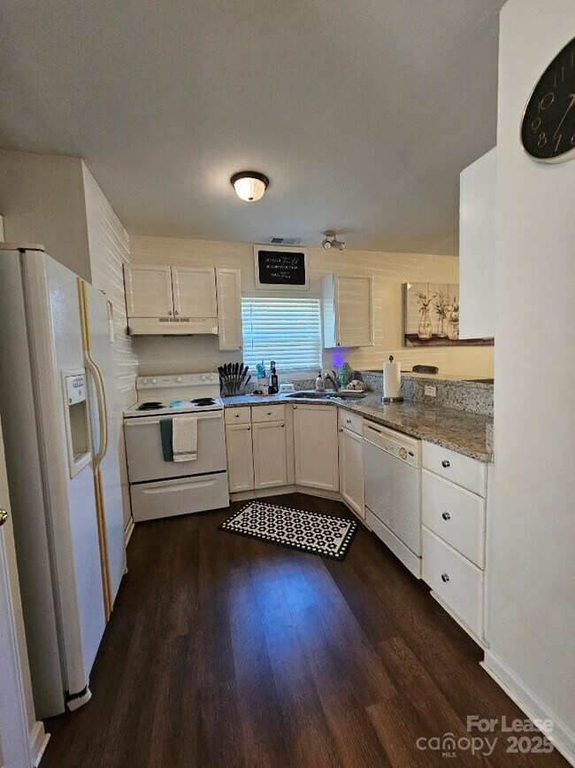 Foto del edificio - 336 Lutz Ave