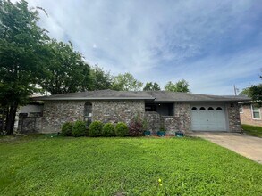 Building Photo - 821 Loganwood Dr