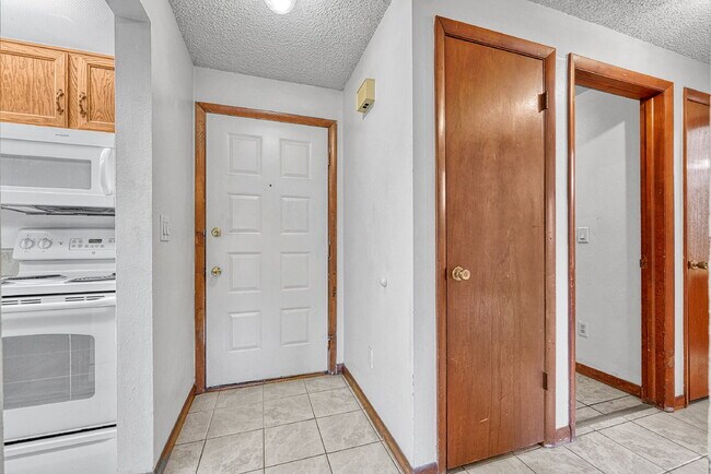 Foto del edificio - $1,245.95, 1 bed, 1 bath, garden level Condo with Washer/Dryer