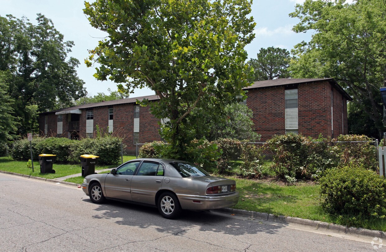 Primary Photo - 789 E Waldburg St