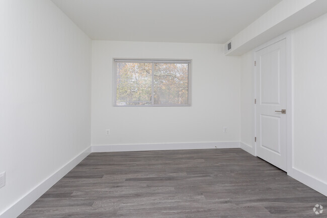 1BR, 1BA - 609 SF - Renovated - GrandView Apartments