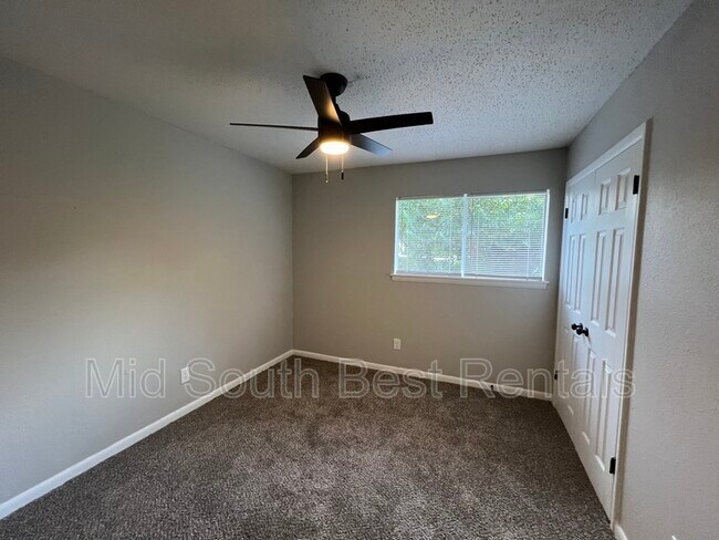 Building Photo - 2421 Debby Cove