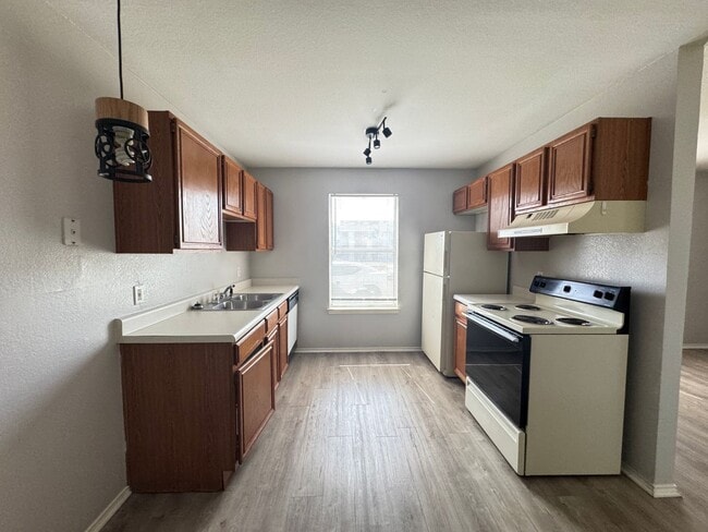 Building Photo - 1605 Benttree Dr