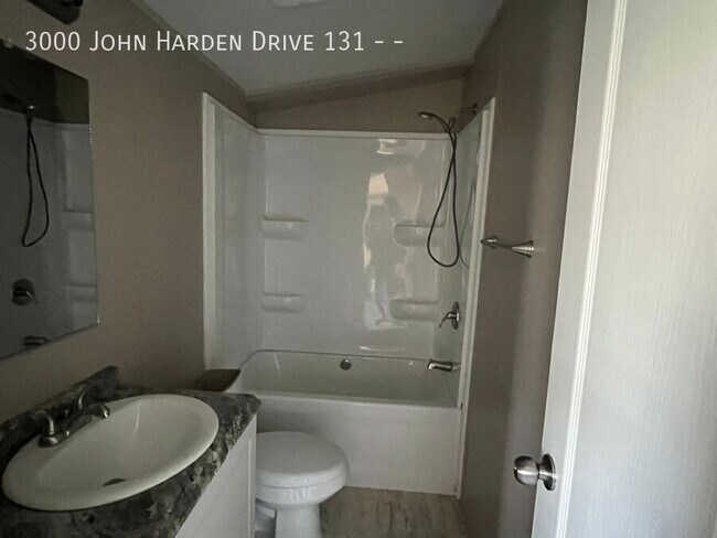 Foto del edificio - 3000 John Harden Dr