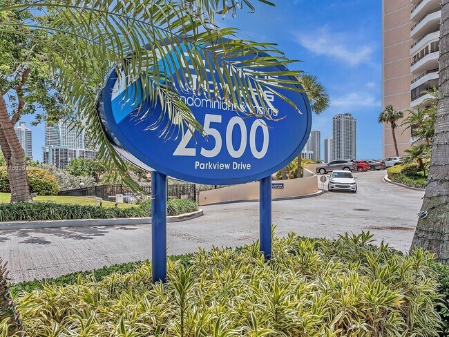 Foto del edificio - 2500 Parkview Dr