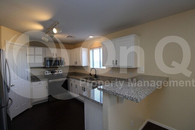 Foto del edificio - 6613 W Desert Ln