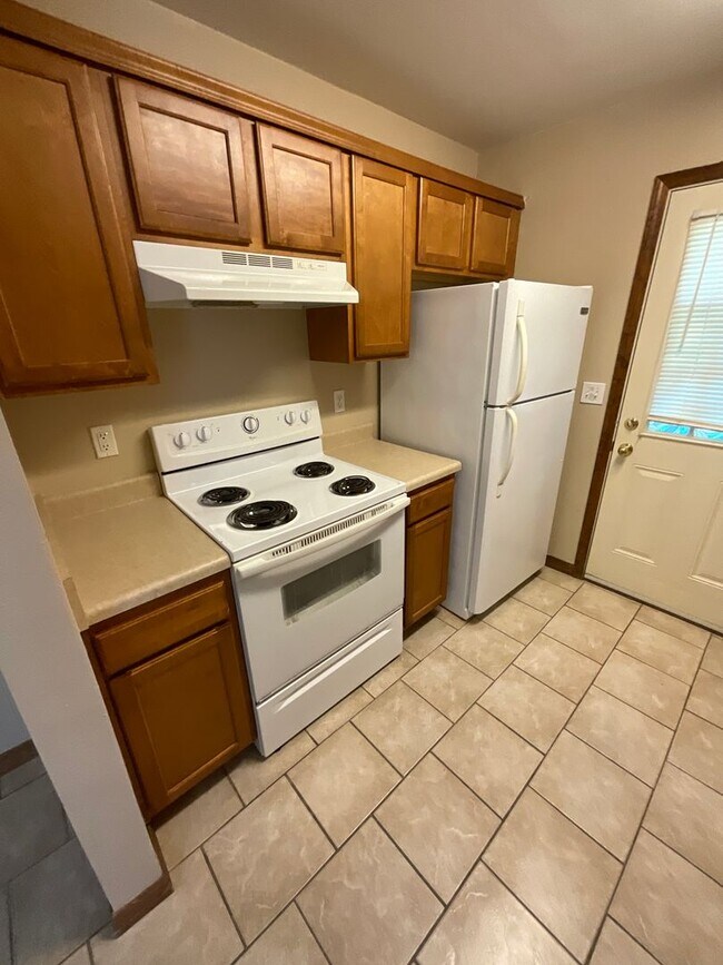 Building Photo - Well maintained 2 bedroom 1 bath duplex ~ ...