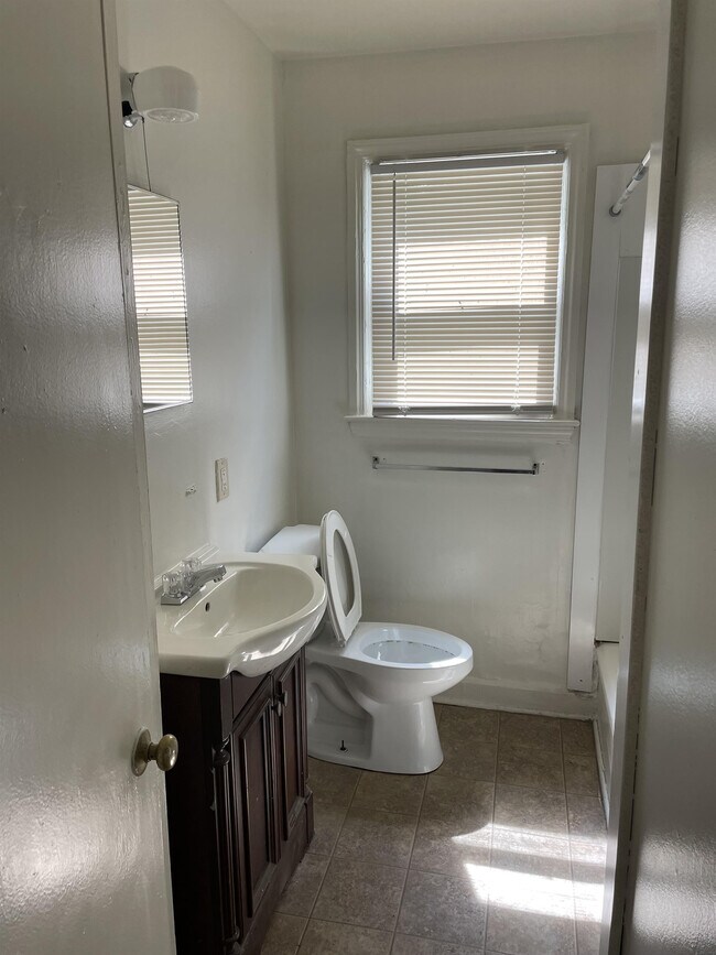 Building Photo - 2804 Wildwood Dr