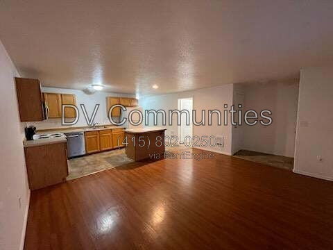 Building Photo - 2521 NW Cedar Ave