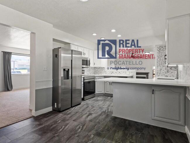 Foto del edificio - 5 Bedroom Home - University Area - Must See - Pet (dog) Negotiable