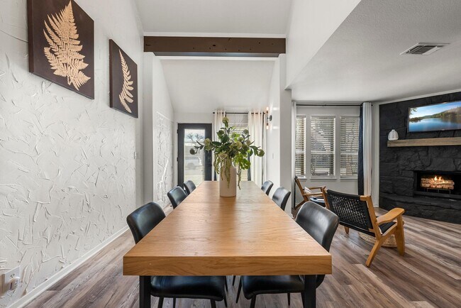 Building Photo - 200 Free Rein