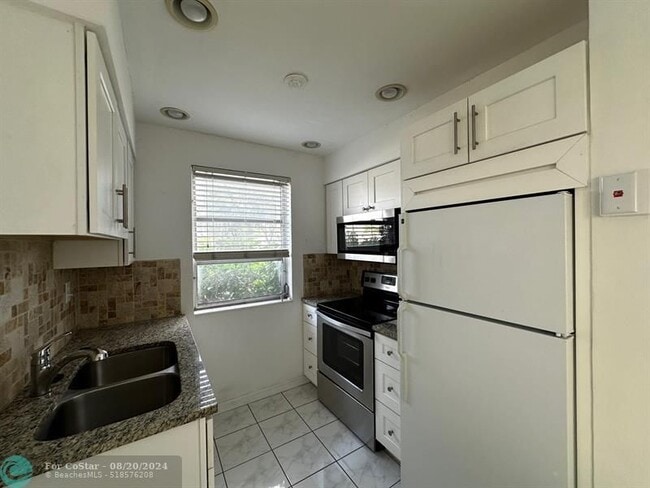 Building Photo - 2130 NE 42nd Ct