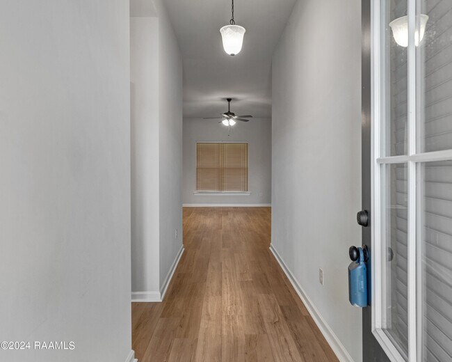 Foto del edificio - 215 Rocky Meadows Ln