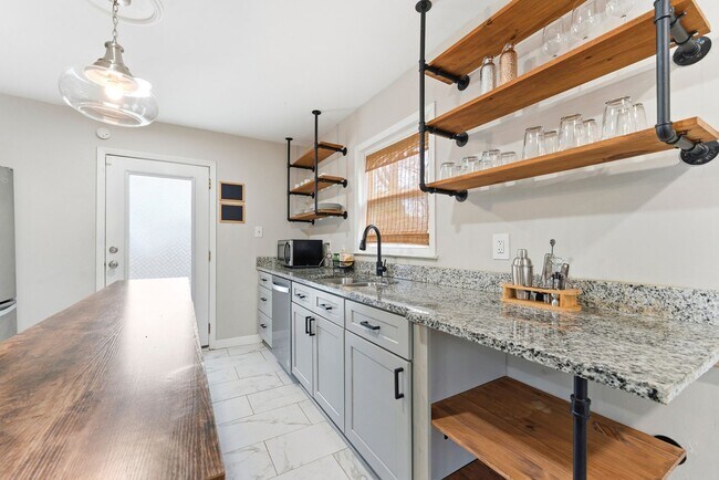 Foto del edificio - 3136 Forrest Hills Dr SW