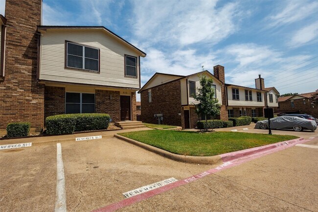 Building Photo - 910 Cedar Terrace
