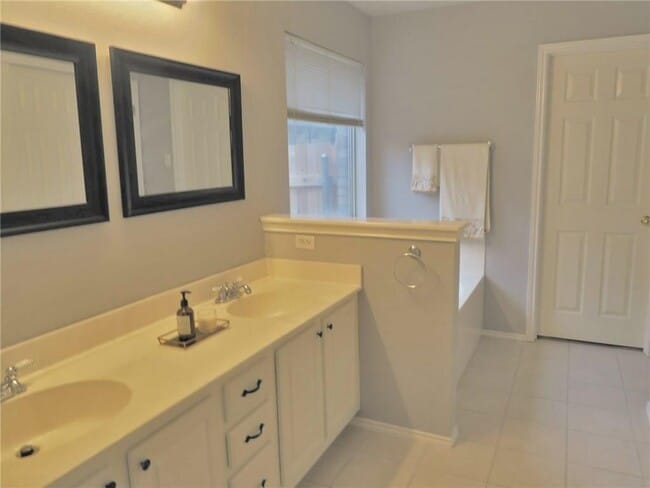 Building Photo - 13400 Bolivia Dr