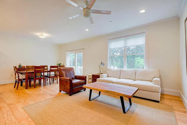 Foto del edificio - 23 Lily Pond Ln