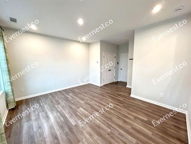 Building Photo - Spacious & Bright 3-Bedroom Townhome with ...