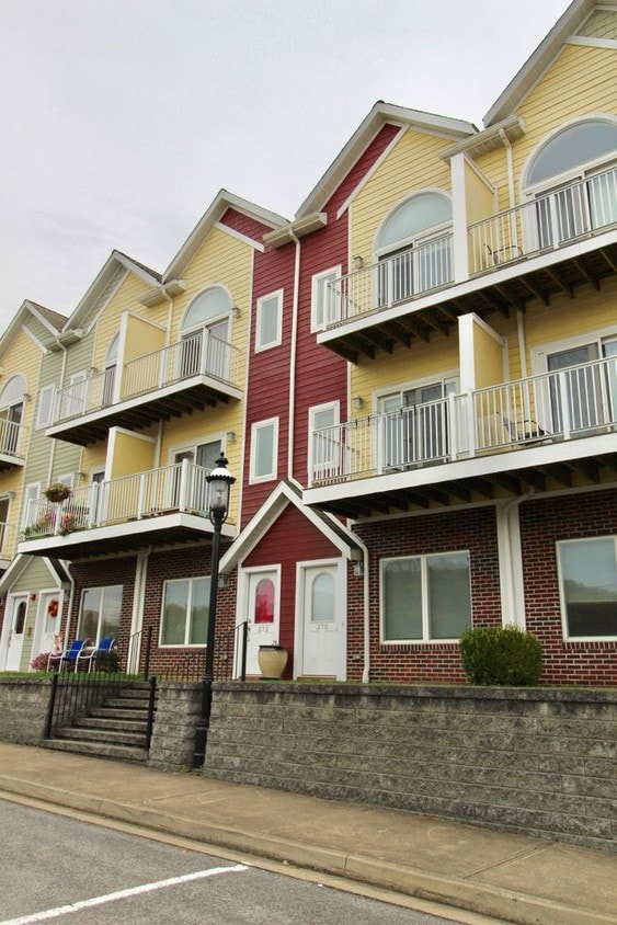 Primary Photo - 2 br, 2.5 bath House - 370 Frontier Avenue