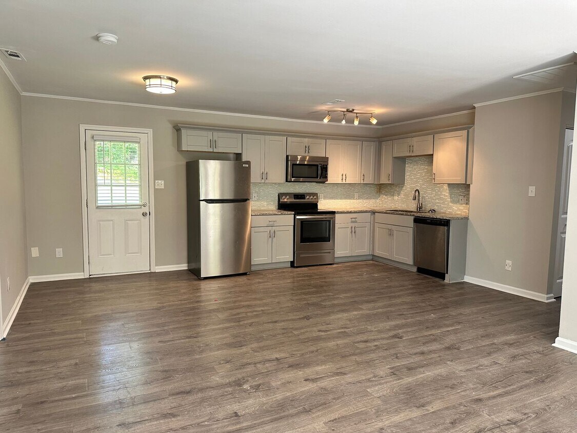 Primary Photo - Charming 3 Bed 1 Bath minutes from Downtow...