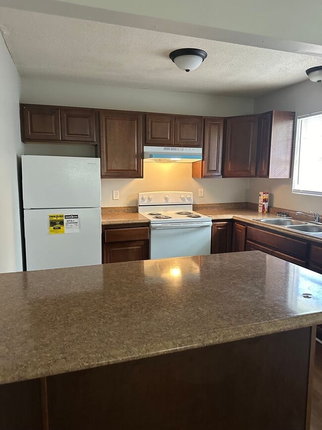 Building Photo - Newly updated pet friendly 3 bedroom duplex.