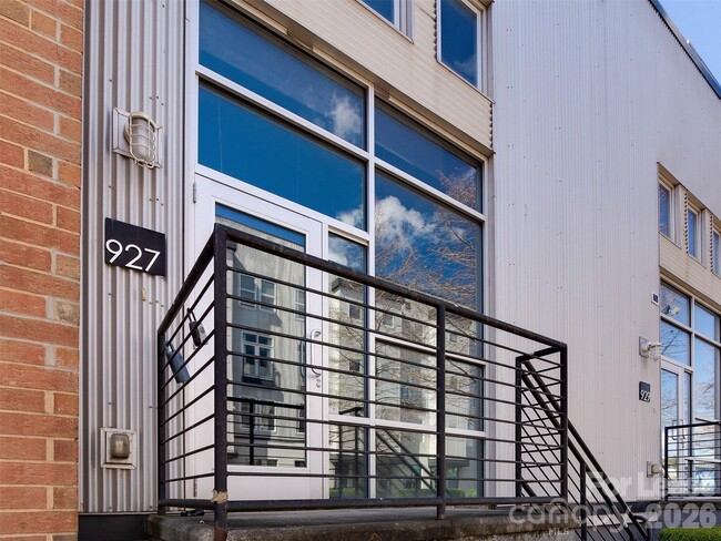 Building Photo - 927 Westmere Ave