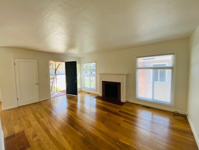 Foto del edificio - Gorgeous 1BD/1BA, Single-Story Unit in a Charming 4-Plex Near Downtown Lafayette- Available NOW!